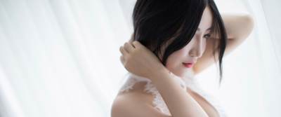 父女一起为群众写春联